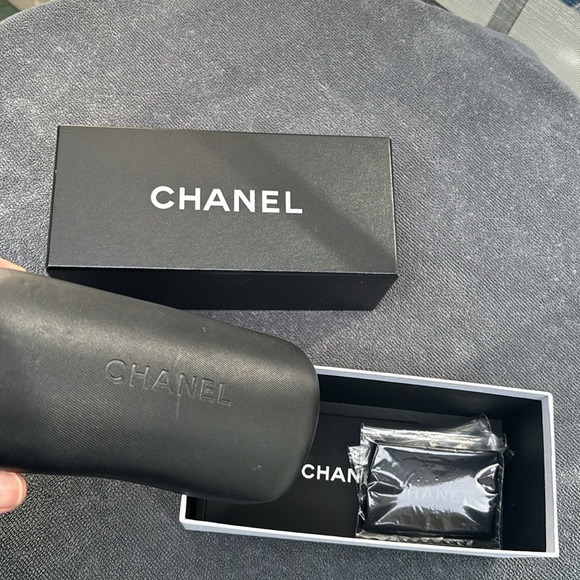 Great Condition CHANEL Camilla accent shield women’s sunglasses gold and rimless - Picture 5 of 9